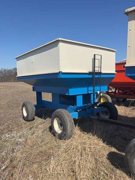 DMI E280 Gravity Wagon, left hand unload, ext. tongue___0