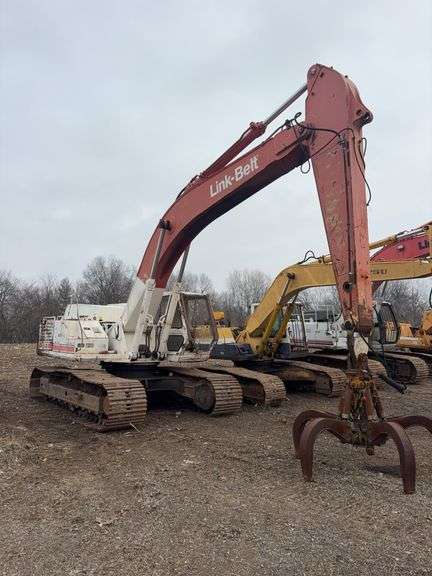 1994 Linkbelt Excavator 4300 Series II, LC 8T4-2130, 32'' tracks, C- Series II, shows, 3,652 hours, S/N:LC8I42130 ( The last photo is a video of the excavator and the grapple lot 10 in action) (If a bid is placed on either Lot 9 Linkbelt Excavator or lot 10 Hyd. 5 Tine Grapple with less than 2 minutes left, both items extend by 2 minutes. They sell separately and are separate lots!) The Dog Bone link or called the Anvil Link that is connected to the grapple sells with the grapple lot 10
