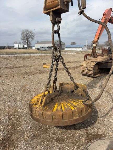Magnet Hyd. Anman 48'' , (If a bid is placed on either Lot 7 Komatsu Excavator or lot 8 Hyd. Magnet with less than 2 minutes left, both items extend by 2 minutes. They sell separately and are separate lots!)