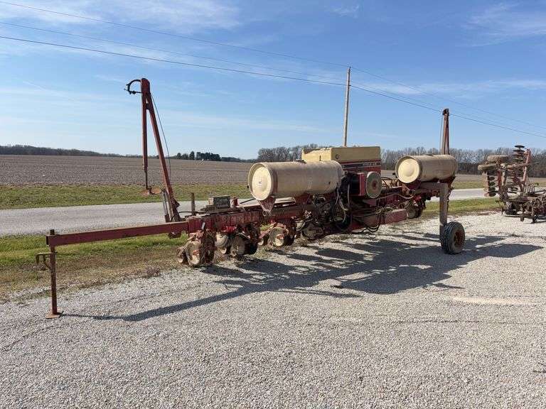 Case IH 800 Cyclo Air 8 row planter with liquid fertilizer, extra drum, 36'' spacing