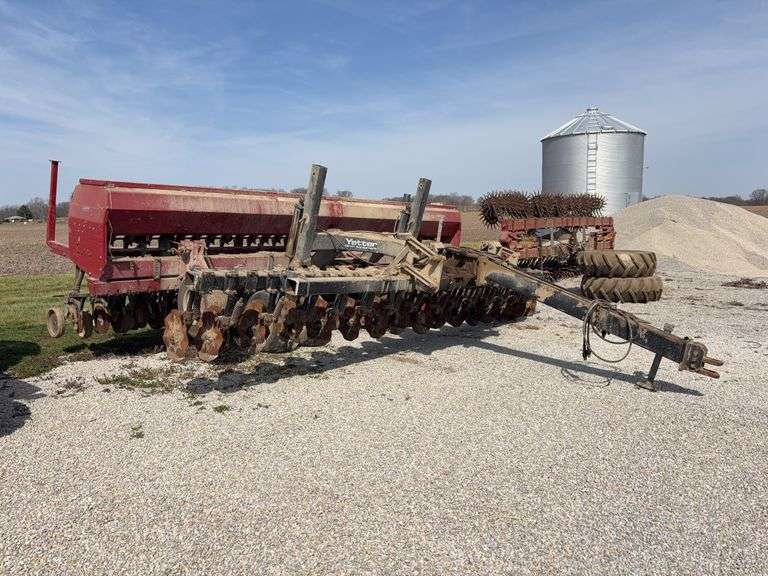 International 5400 Minimum till No-Till Drill, 20ft, with Yetter caddy