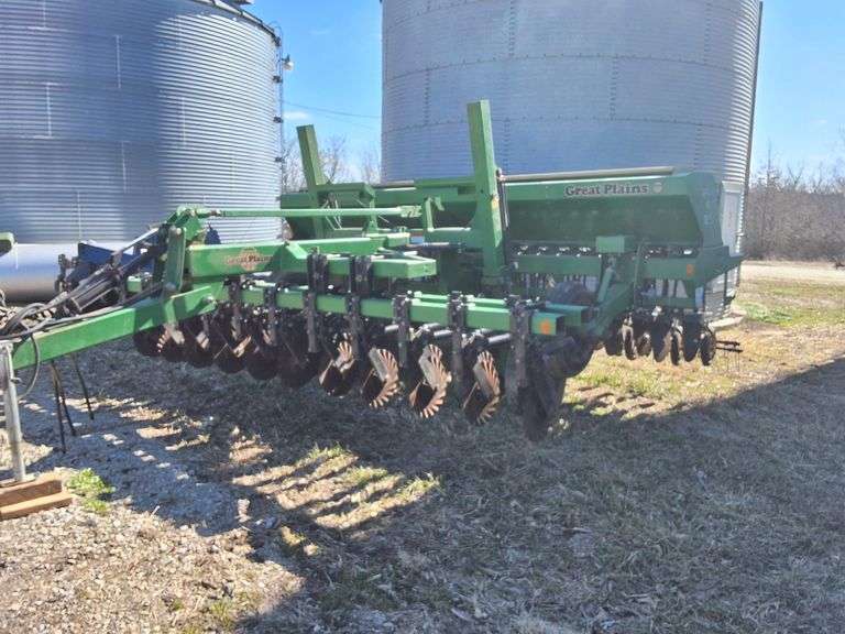 1989 CPH 1500 Great Plains Drill, 7.5'' spacing, 15ft, center pivot hitch 1 owner, GP 7638C. 5900 lifetime acres.