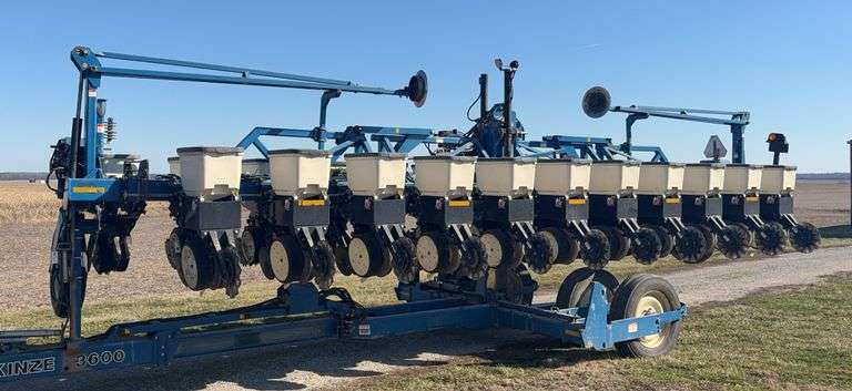 2009 Kinze 3600 Planter 12/23 Planter, Ground Drive, Precision Corn Meters, Soybean Meters, no-tills on front and the back rows are taken off on a pallet, Markers, spike closing wheel on back row, KPM III Monitor, LED Work Lights, purchased in 2019 (less than 2000 acres on a rebuild), s/n- 622668