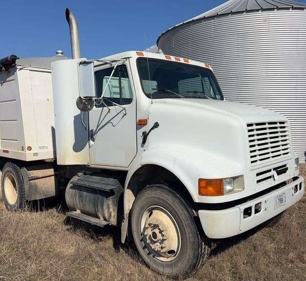 1993 International 8100 Semi, Single Axle, Air Ride, 9 Speed, 505,373 miles, Air Brakes, Battery Disconnect, Cummins Engine, 4x2, 148'' wheelbase, good rear tires, Twin Fuel Tanks, Haul grain this fall and winter, VIN- 1HSHBA5N00PH530656