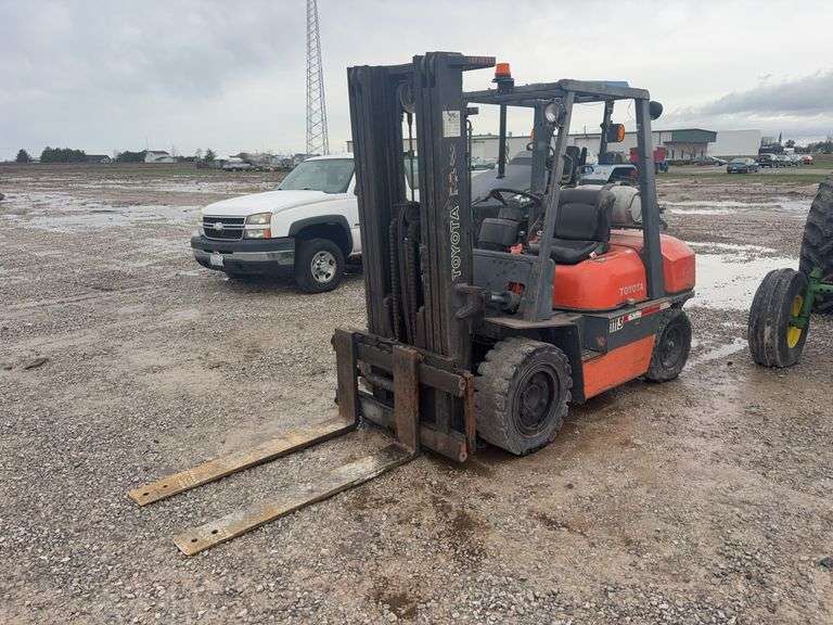 Toyota Forklift, Solid Tires, 10,508 hours, 3 stage lift, 7,700 lb machine, tilt, and side shift, 54'' forks, Chevrolet 4.3 Propane Engine Model 52-6FGU35