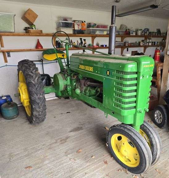 1941 John Deere H Tractor, Narrow Front, Rear wheel weights, we did have it running, Hand Start, 9.5-32 Tires, Hand Clutch, sn- 26335
