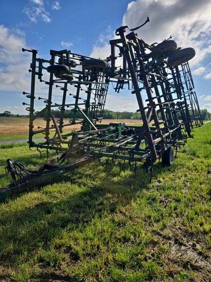John Deere 980 Field Cultivator, 42ft, S-Tine, Walking Tandems, 3 Bar Harrow and Rolling Basket, has some cracks and welds