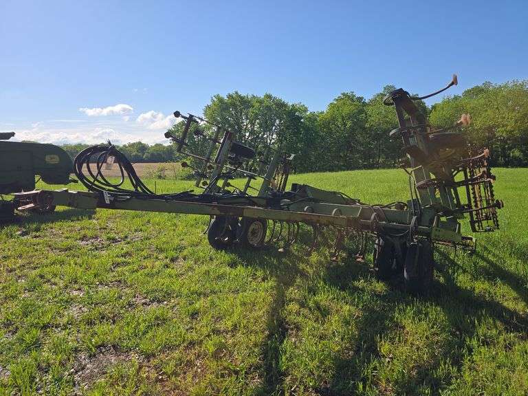 John Deere 940 Field Cultivator, S-Tine, Double Rolling Basket, 20ft