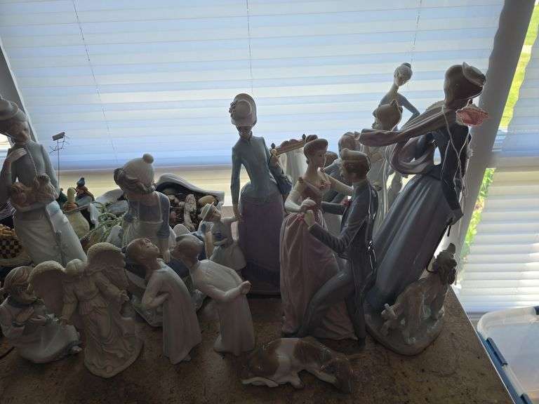 Misc. figurines and decorations.