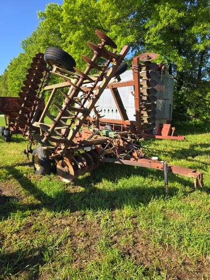 Krause Disc with rear hitch, 9'' spacing, tandem axle on main frame, 28ft