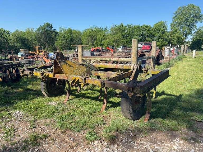 11 Shank Landoll Chisel Plow, 3pt, with hyd cylinder