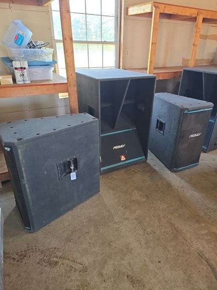 Two Peavey DTH 118 speakers and two DTH 2 speakers.