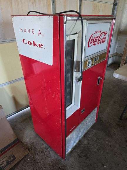 Vendo 63 from the late 1950’s or early 60’s Vintage Coca-Cola machine w/glass bottles.