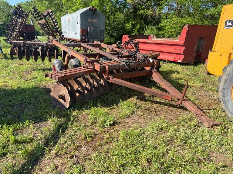 14ft Miller Offset Disc with Hyd Raise and Lower, Tandem Axle, 23'' rear blades, 23'' Notched front blades,