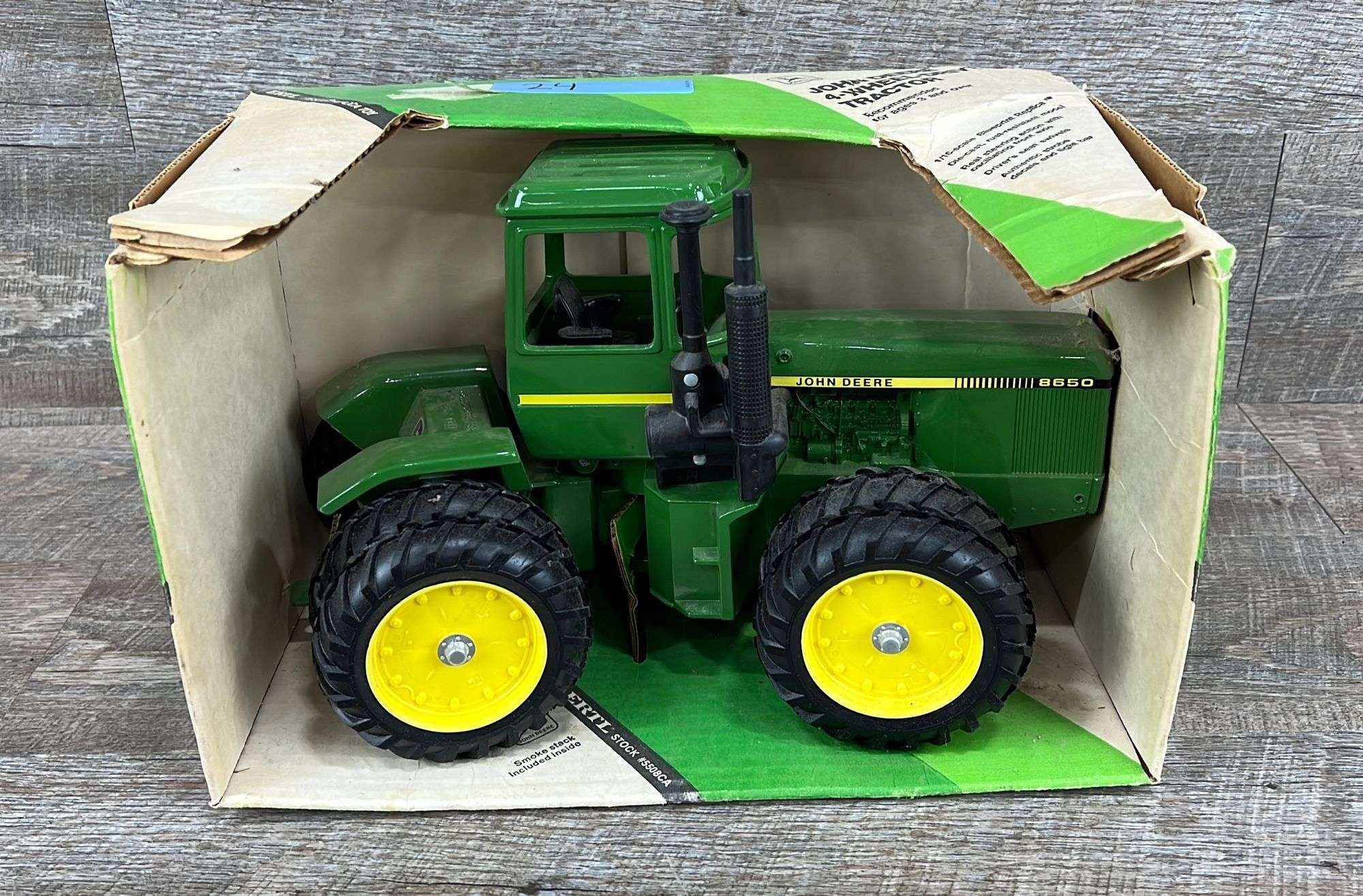 【JOHN DEERE】トラクター、レトロ、 John Deere 60 Row Crop Two-cylinder 1952-1956 Tractor 1/43