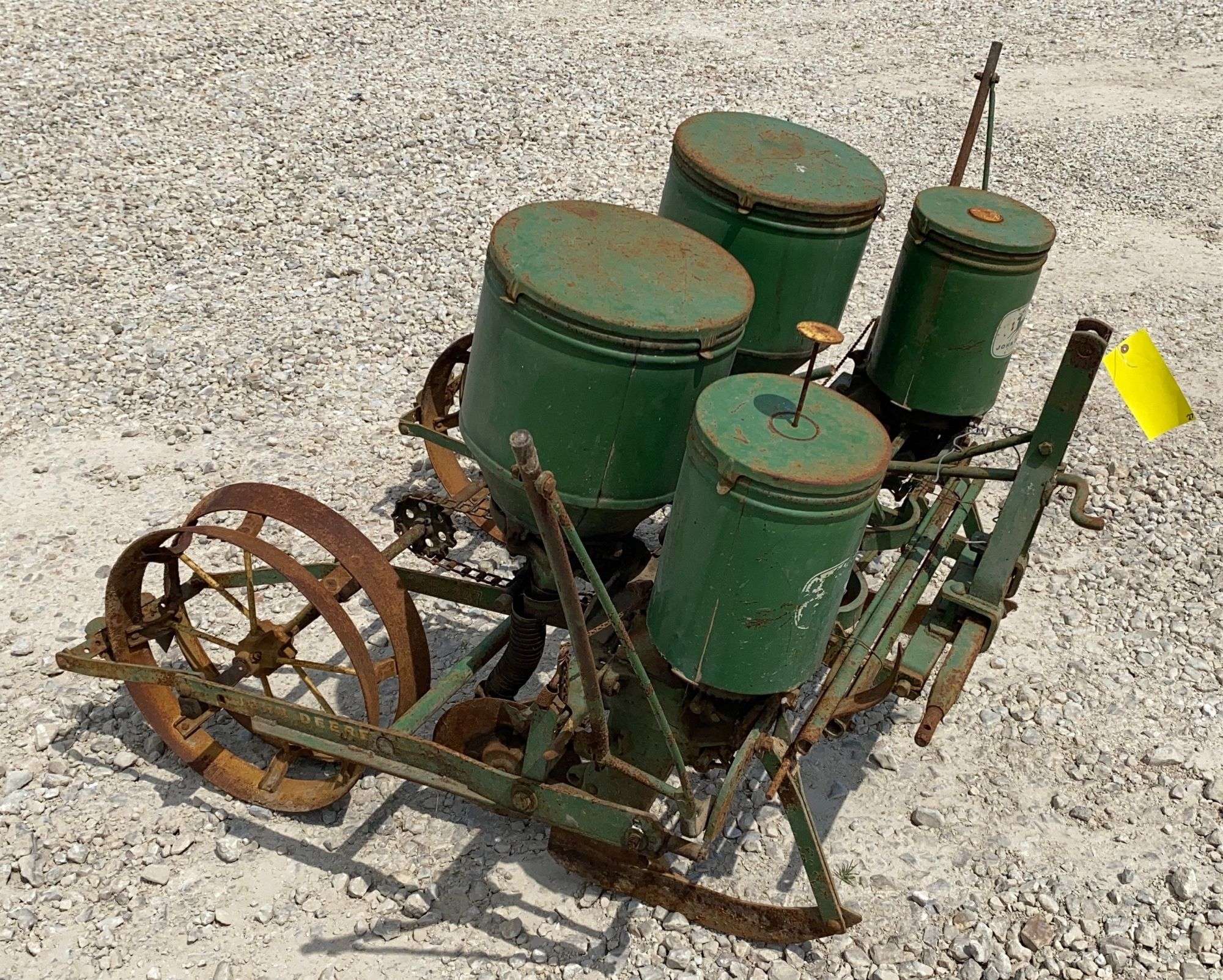 John Deere 246-247 2-row 3-pt corn planter - Schneider