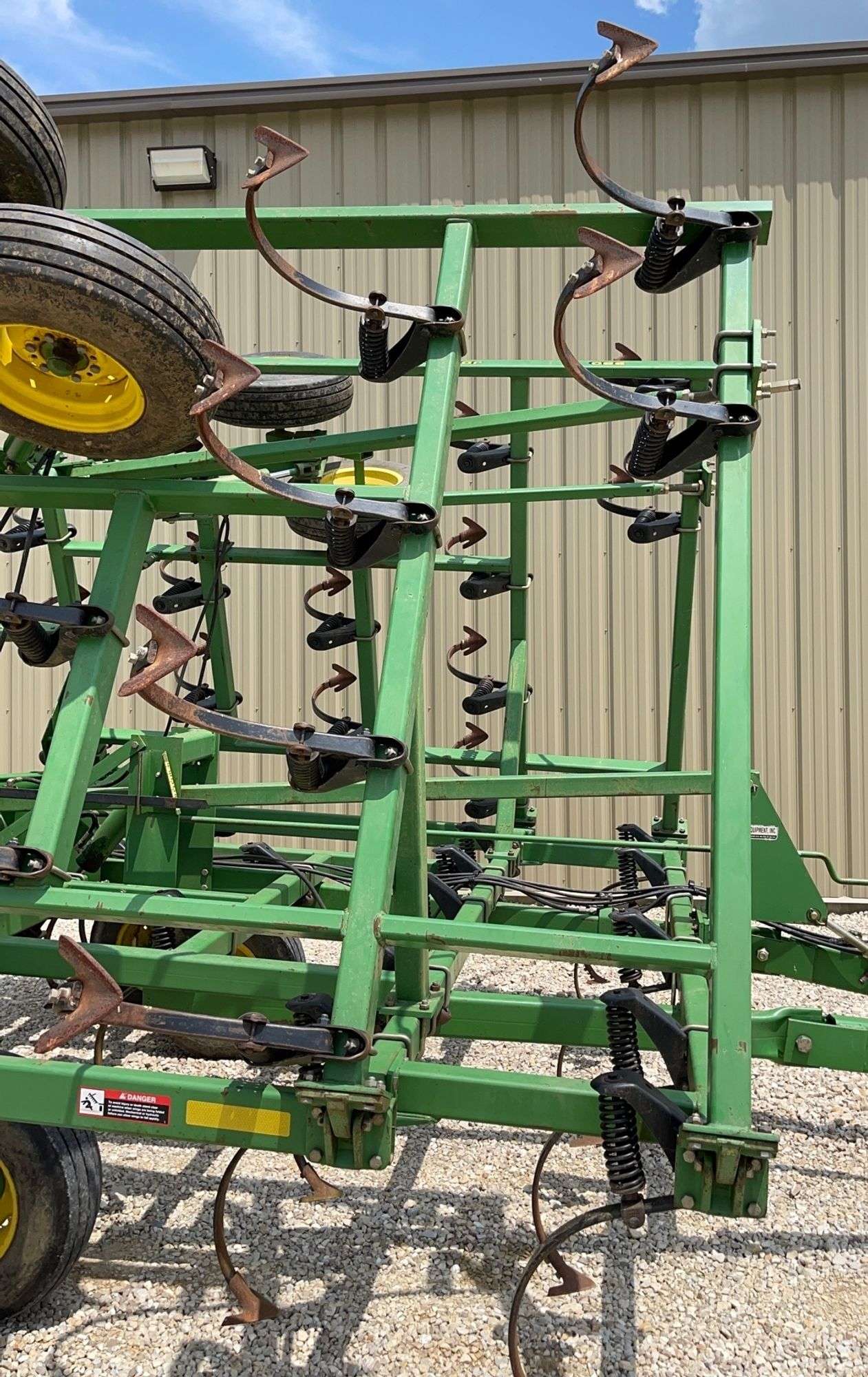 John Deere 980 27.5' field cultivator - Schneider