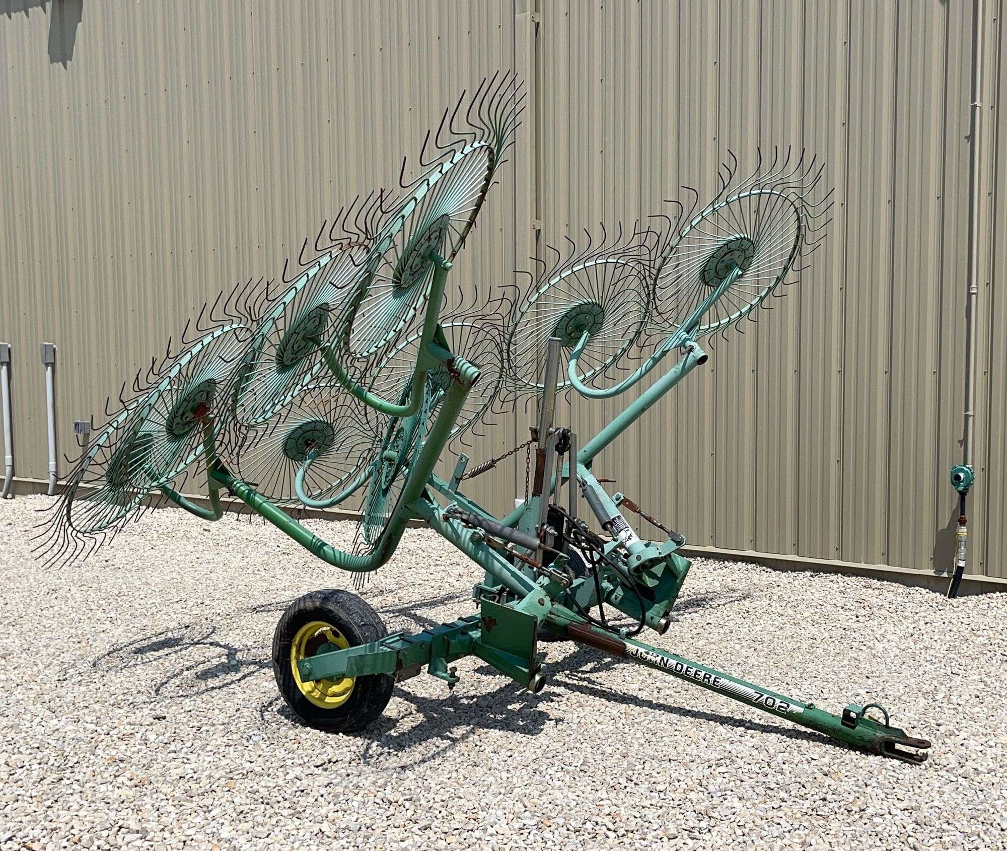 John Deere 702 8-wheel V-hay rake - Schneider Auctioneers LLC, image size:2000x1690