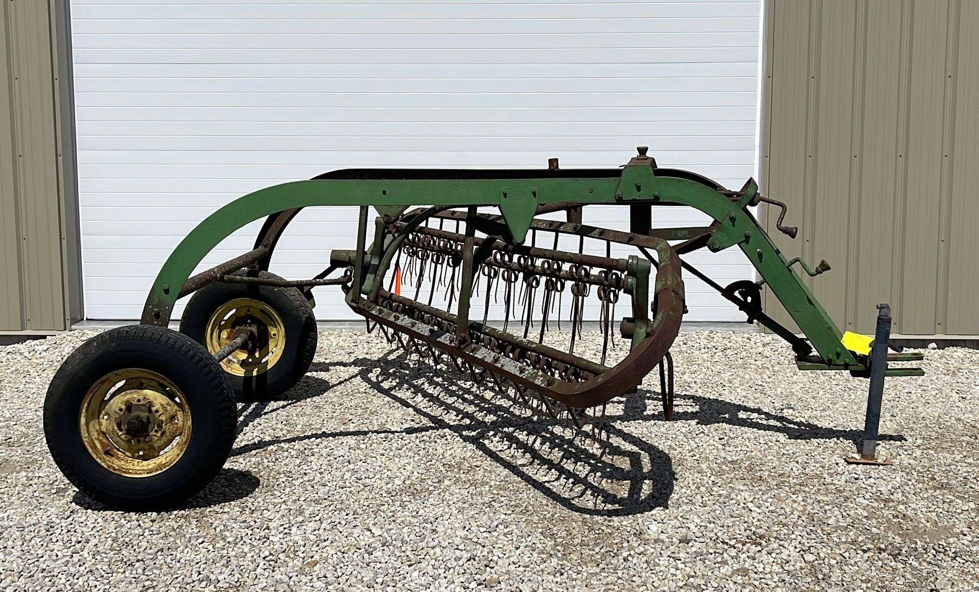 John Deere 870 side delivery hay rake - Schneider Auctioneers LLC, image size:2000x1209