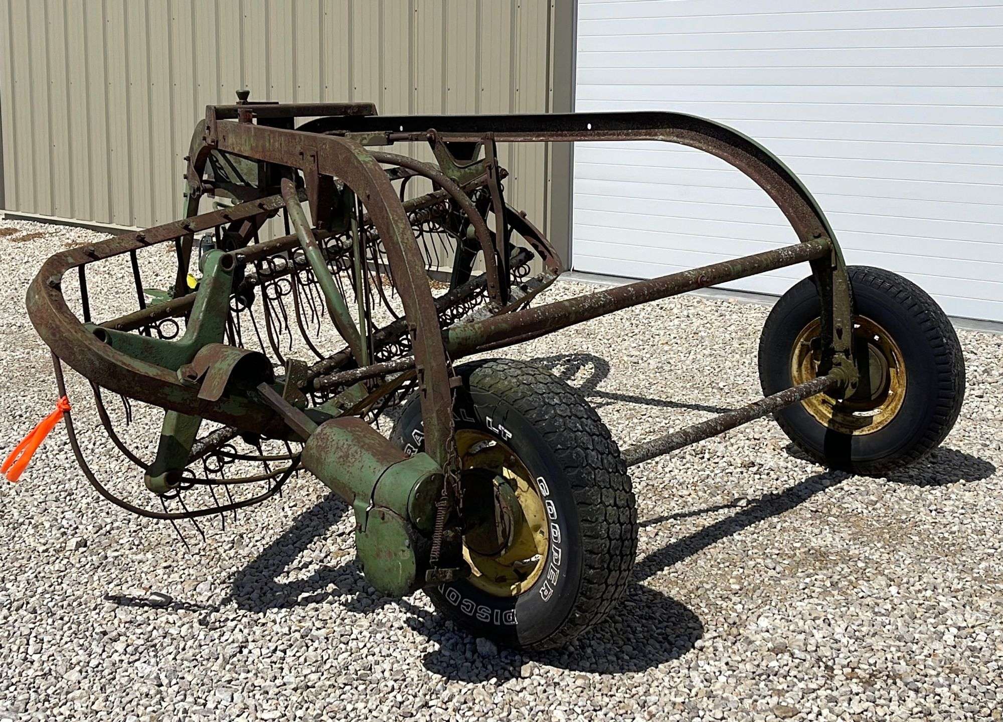John Deere 870 side delivery hay rake - Schneider Auctioneers LLC, image size:2000x1439