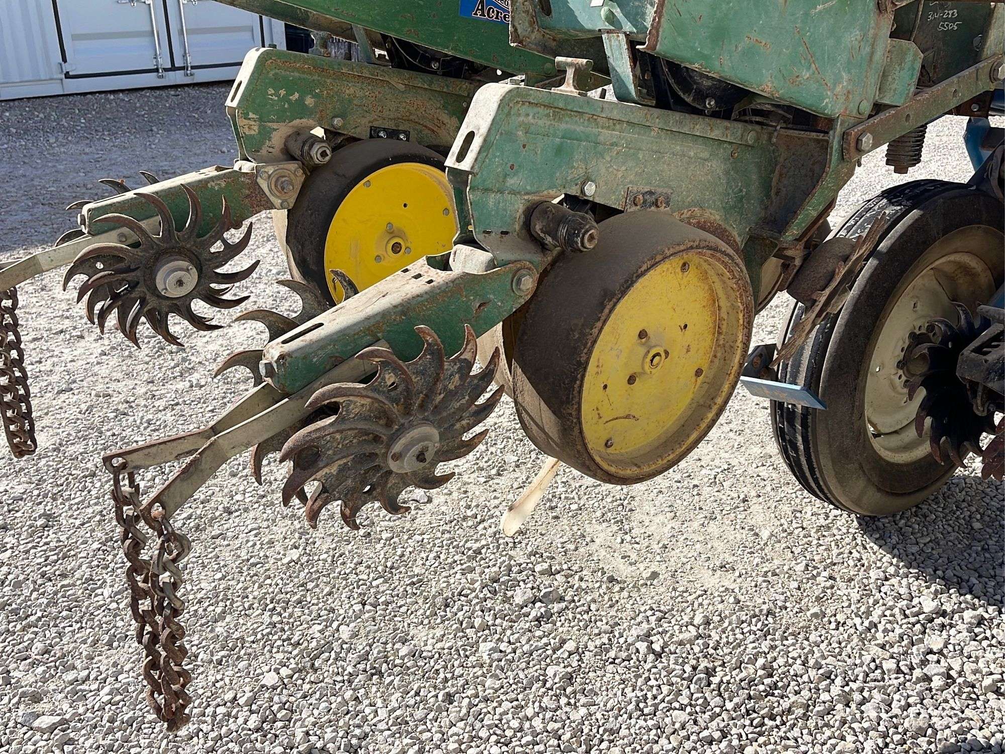 Kinze 2210 8-16 split row planter - Schneider Auctioneers LLC