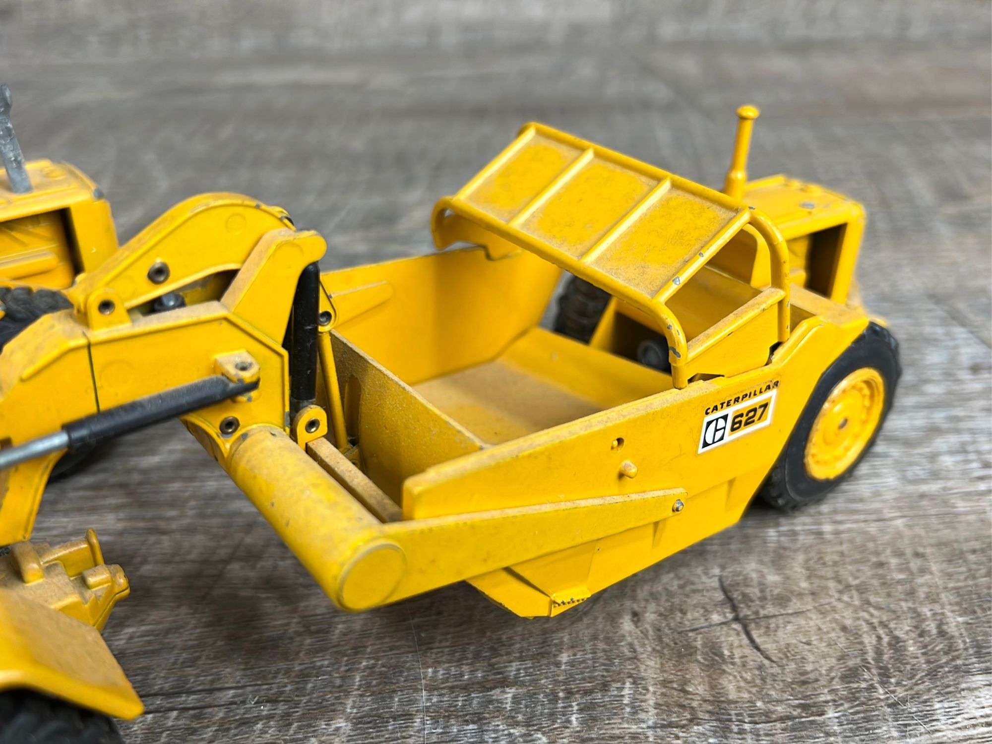 ヴィンテージ 西ドイツ製 Push-Pull Schurfzug CAT 627 2 - Caterpillar 627 push-pull scrapers - Schneider Auctioneers LLC