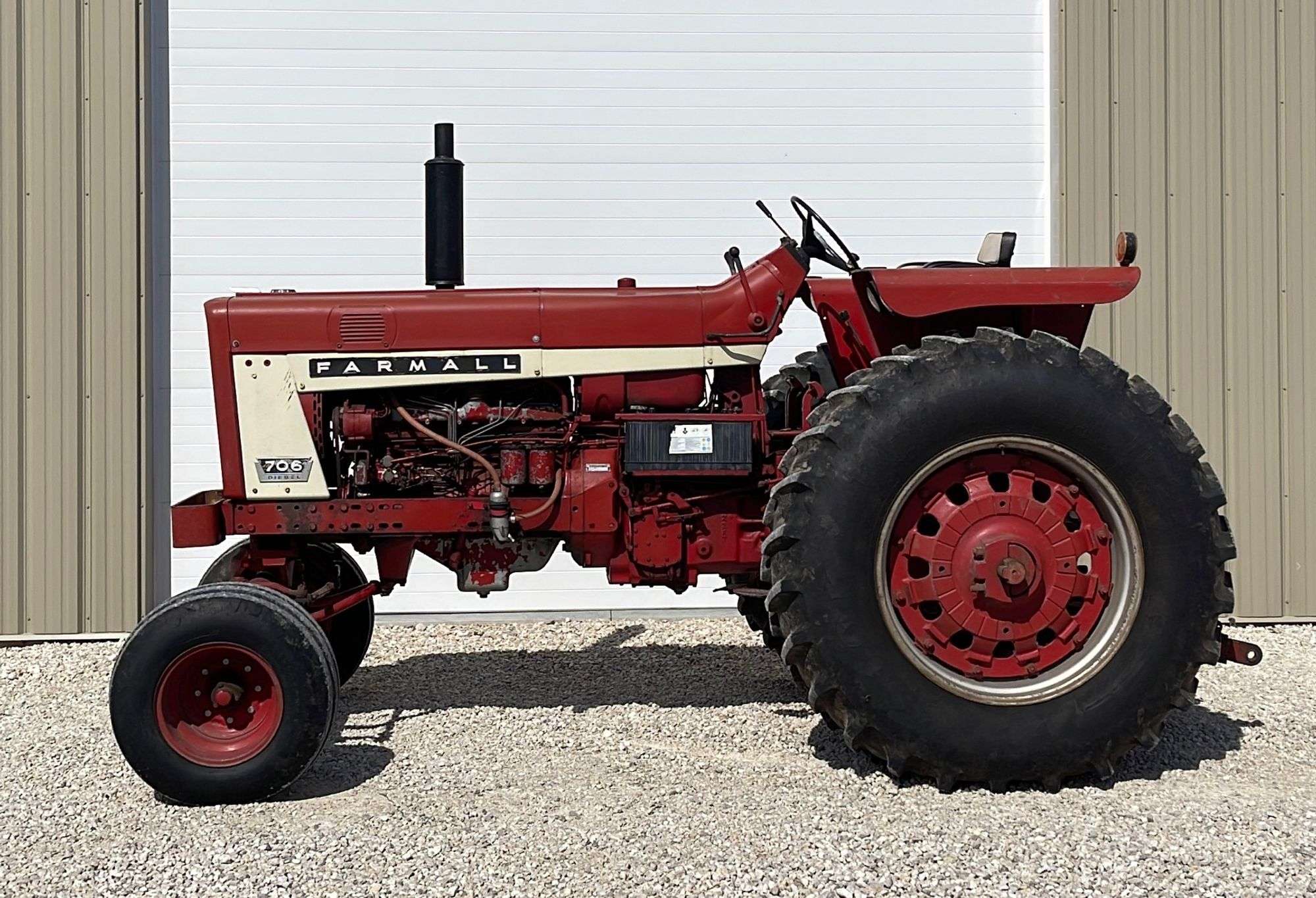 Dear＊ International 706 diesel tractor - Schneider Auctioneers LLC
