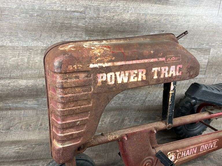 コレクション VTG 1950's AMF POWER TRAC Tractor B-102 AMF Power Trac pedal tractor - Schneider Auctioneers LLC