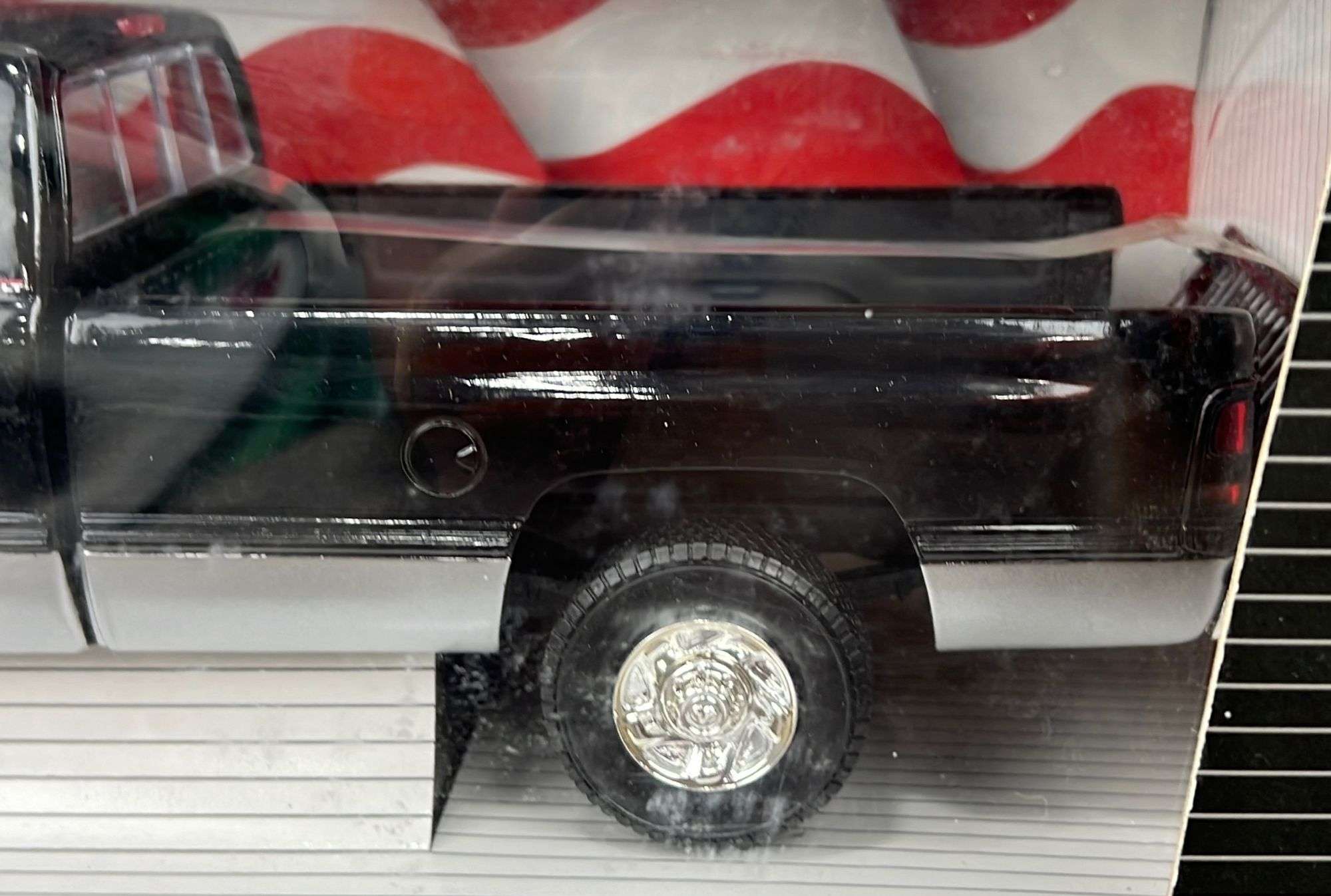 アーテル　1995 ダッジ　ラム　2500 slt 1/18 1:18 Ertl Dodge Ram '95 2500 SLT V-10 blk/silv or flame red/silv
