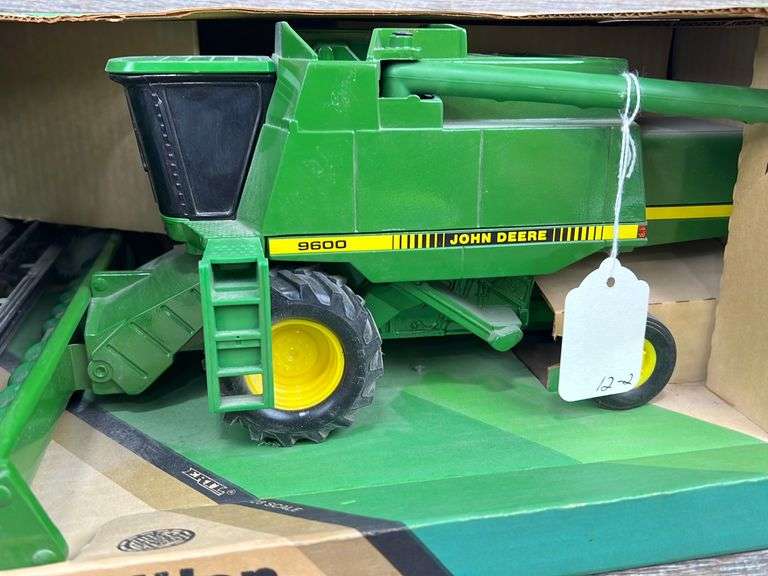 ジョンディア　コンバイン9600 ERTL製 1/28スケール Ertl Toys John Deere 9600 Combine, 1:28 Scale, Collector's Edition