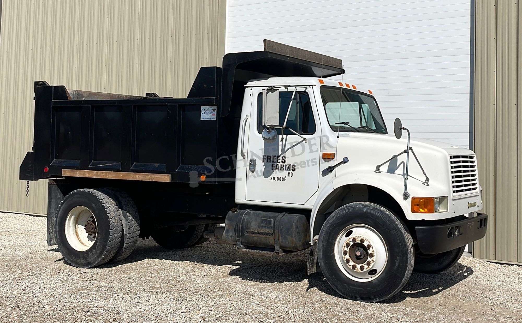 1992 International 4700 dump truck - Schneider Auctioneers LLC