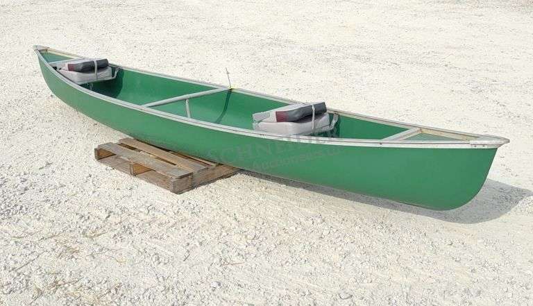 Coleman poly/alum. 17' canoe w/ paddles