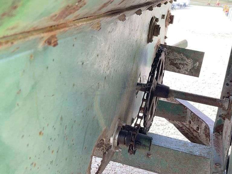 John Deere 301 fertilizer spreader