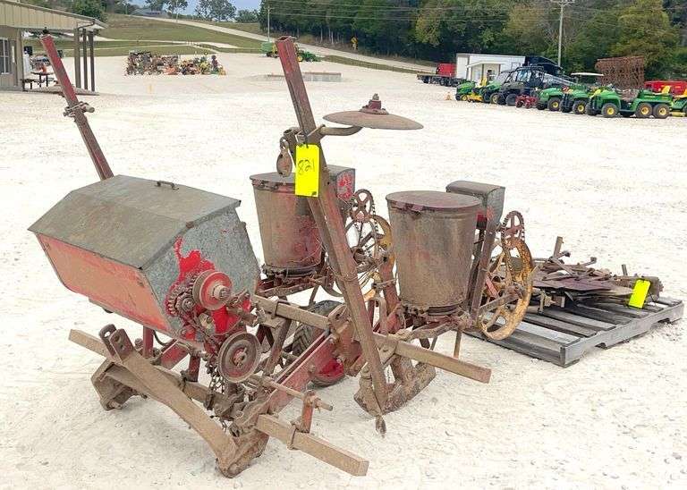 Massey Ferguson 2-row 3-pt. corn planter