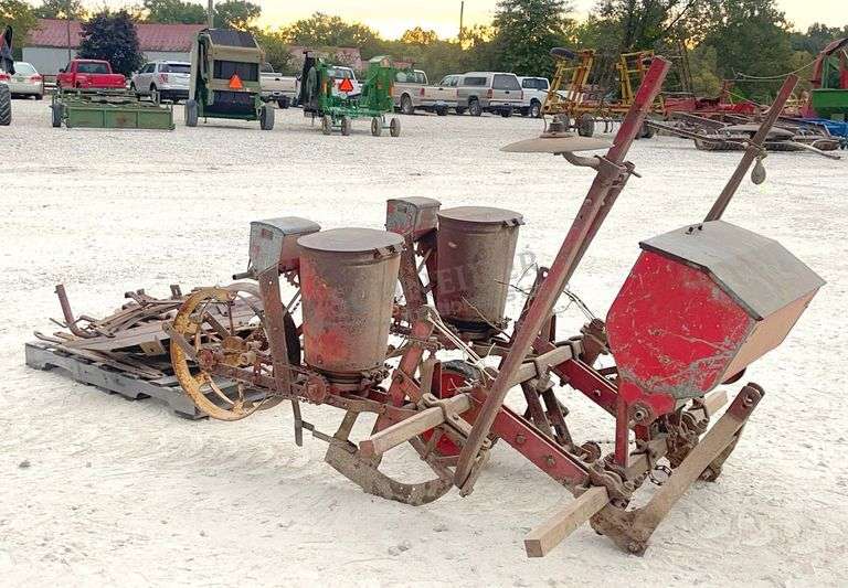 Massey Ferguson 2-row 3-pt. corn planter