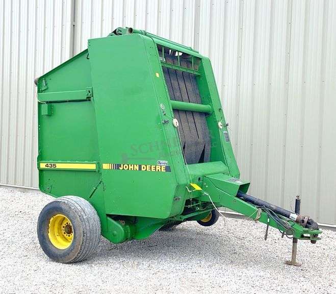 John Deere 435 round baler