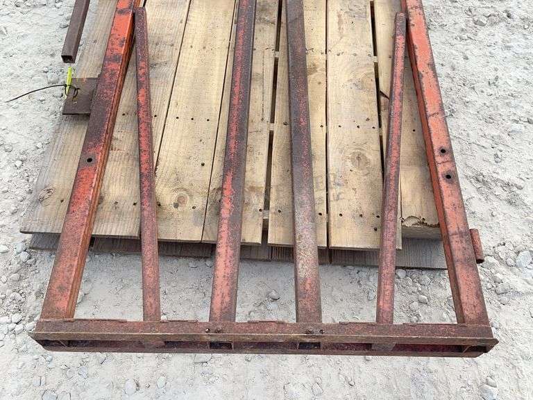 Small animal pin on head catch gate