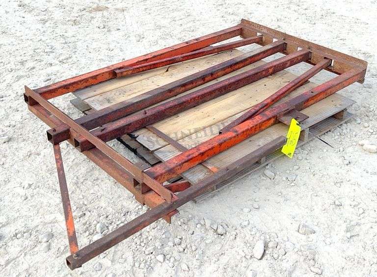 Small animal pin on head catch gate