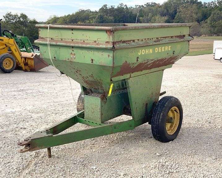 John Deere 301 fertilizer spreader