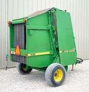 John Deere 435 round baler