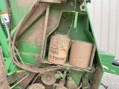John Deere 435 round baler