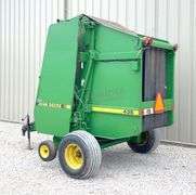 John Deere 435 round baler