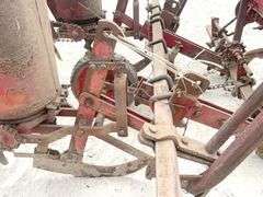 Massey Ferguson 2-row 3-pt. corn planter