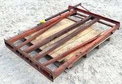 Small animal pin on head catch gate