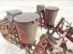 Massey Ferguson 2-row 3-pt. corn planter