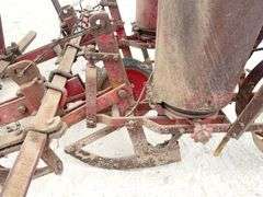 Massey Ferguson 2-row 3-pt. corn planter