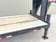 2022 Trailerman 32.5' gooseneck flatbed w/ hydraulic dovetail