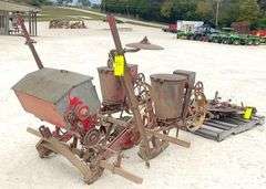 Massey Ferguson 2-row 3-pt. corn planter