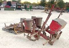 Massey Ferguson 2-row 3-pt. corn planter