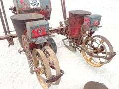 Massey Ferguson 2-row 3-pt. corn planter